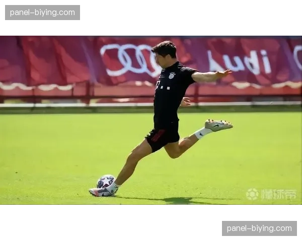 莱万多夫斯基训练中肌肉不适,出战周末联赛成疑 莱万多夫斯基训练中肌肉不适,出战周末联赛成疑