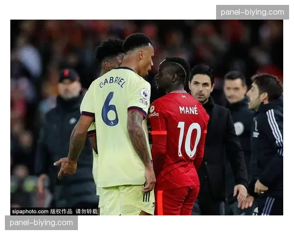 镜头捕捉:场边哈维因一次成功的前场围抢,激动地向第四官员挥拳庆祝 镜头捕捉:场边哈维因一次成功的前场围抢,激动地向第四官员挥拳庆祝