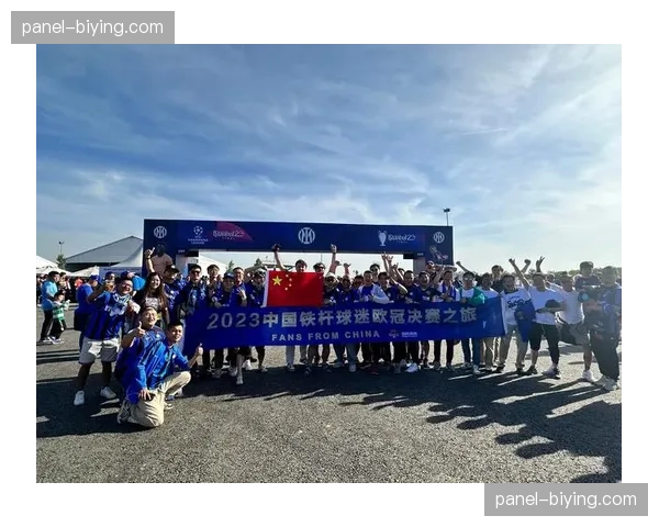 欧冠奖杯巡展抵达米兰，吸引数千名球迷排队参观合影